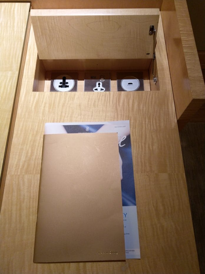 ritz carlton singapore HDMI, Power Socket with USB charging and an multi-socket plug on the right of the table