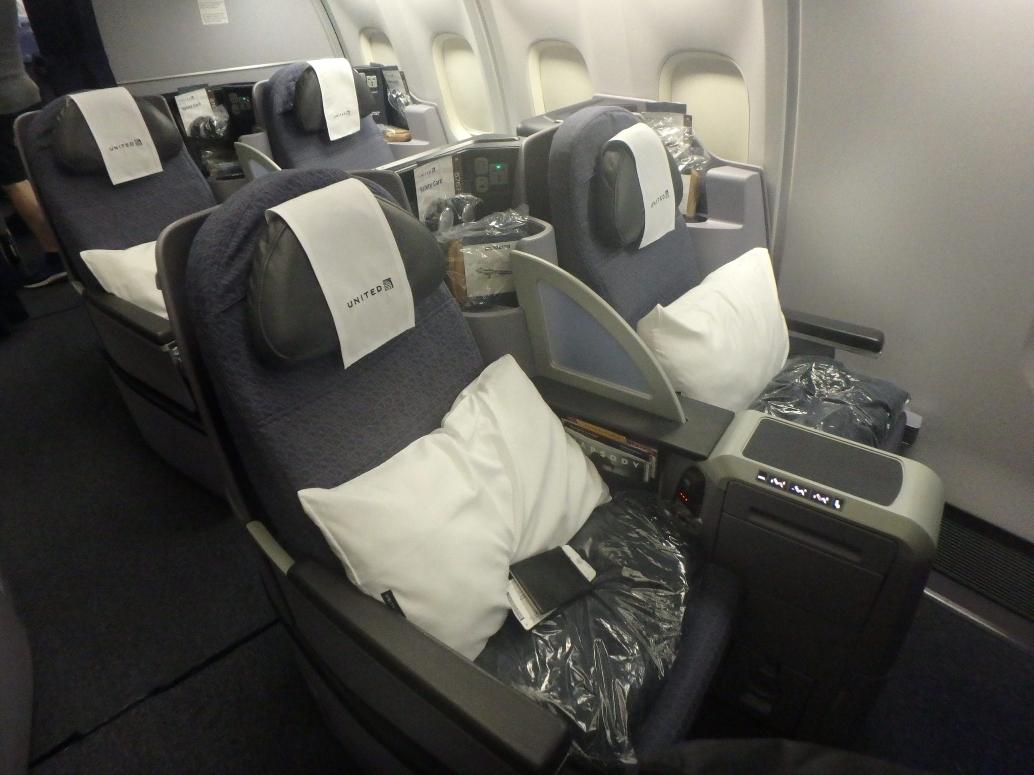 Review: United Airlines A319 First Class Mexico to Houston - The Milelion