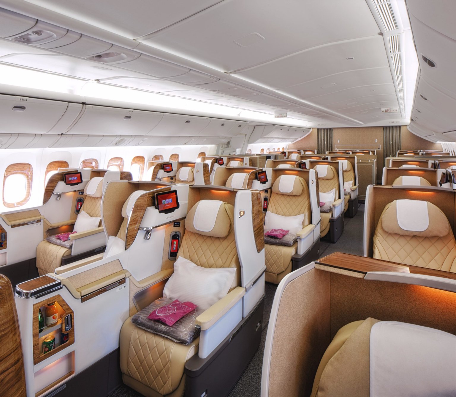 Emirates unveils new business class layout for their Boeing 777200LR