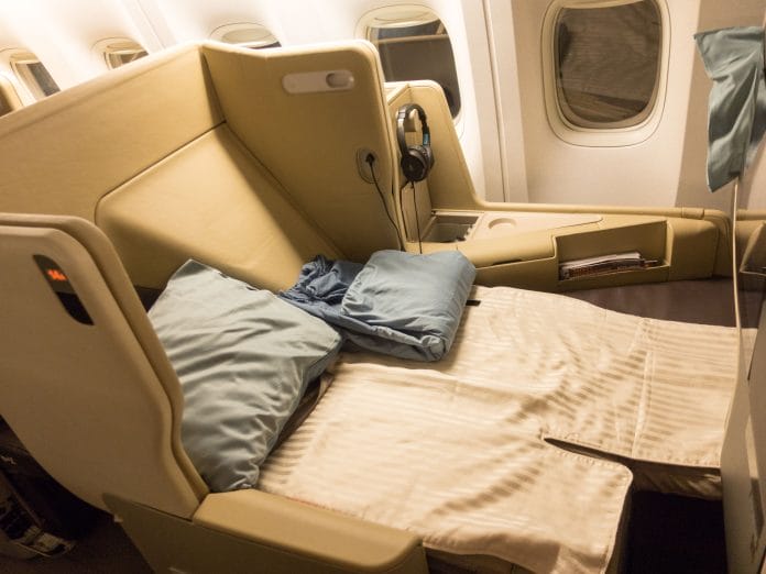 Fully Flat Bed on the Singapore Airlines 2006 Business Class seats