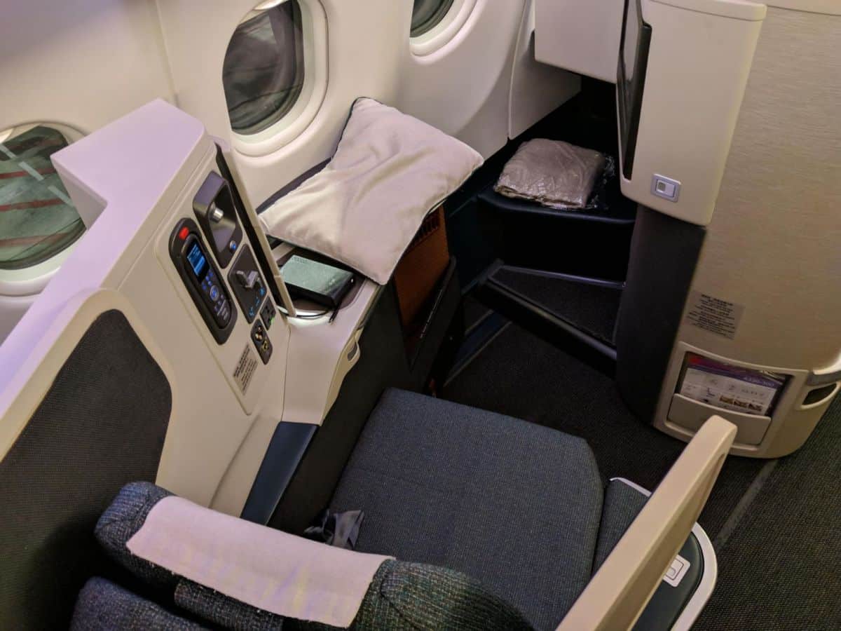 Mini Review Cathay Pacific A330 300 Business Class Hong Kong Seoul Incheon The Milelion