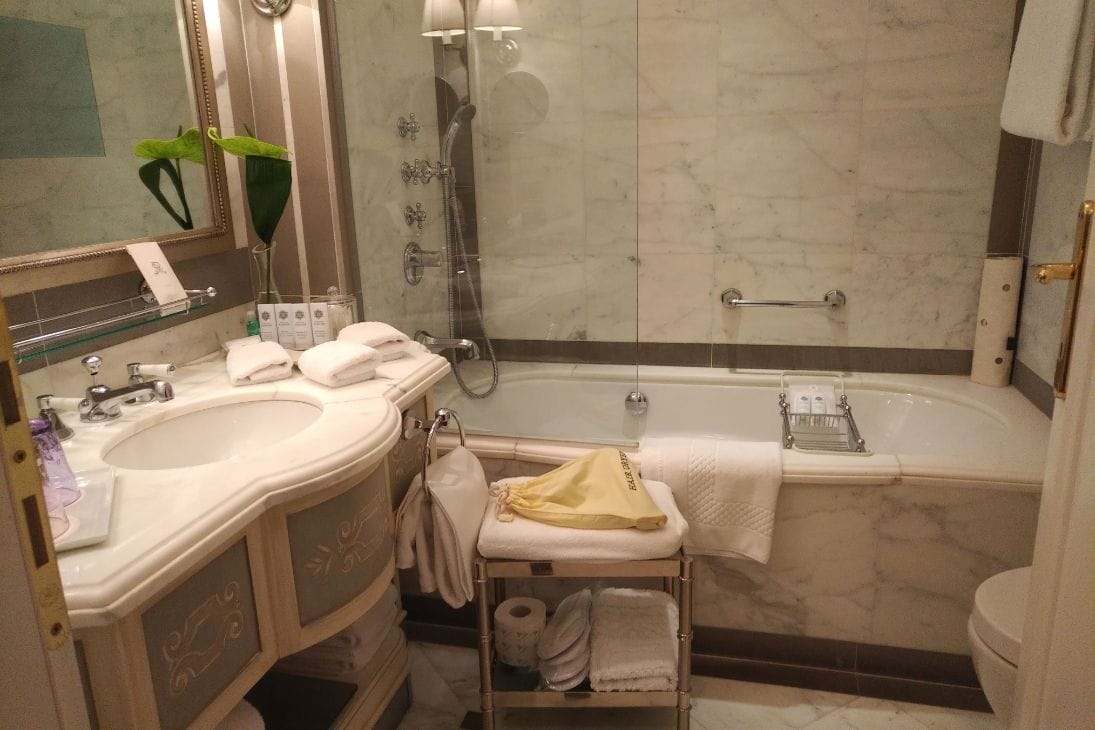 Stand-up shower with seat - Picture of The St. Regis Florence