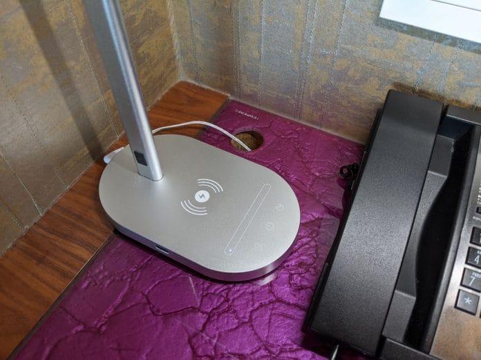 W Marvelous Suite Wireless Charging Lamp