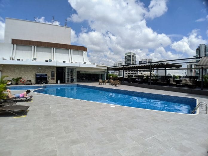 Hilton Singapore swimming pool