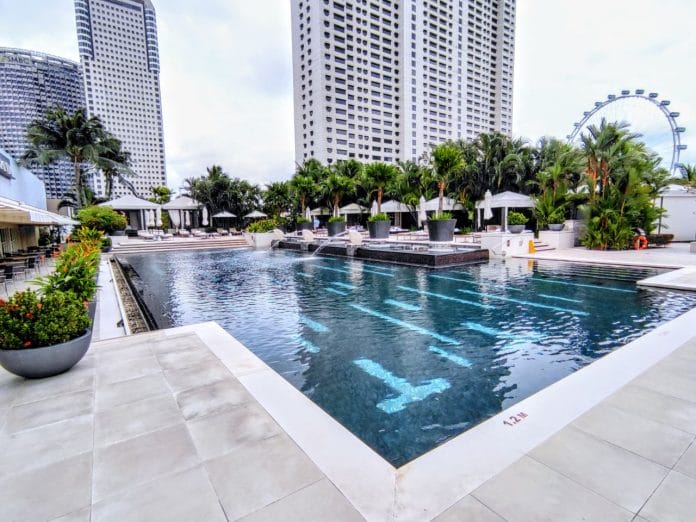 Mandarin Oriental Singapore swimming pool