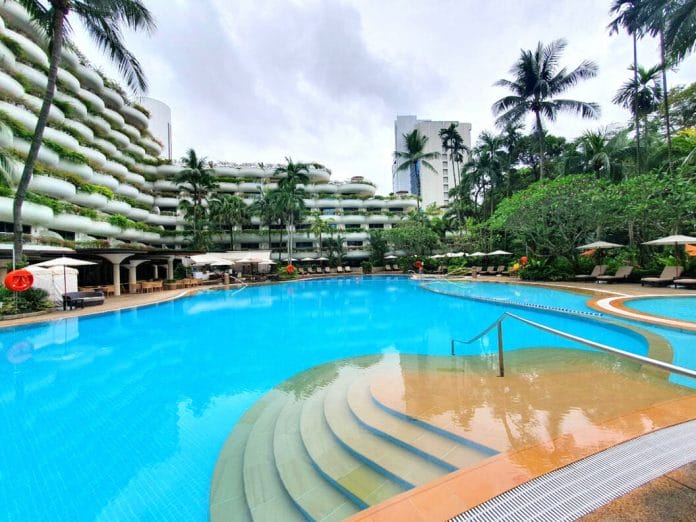 Shangri-La Singapore swimming pool