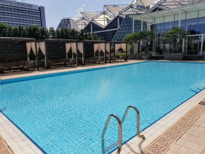 Conrad Singapore swimming pool