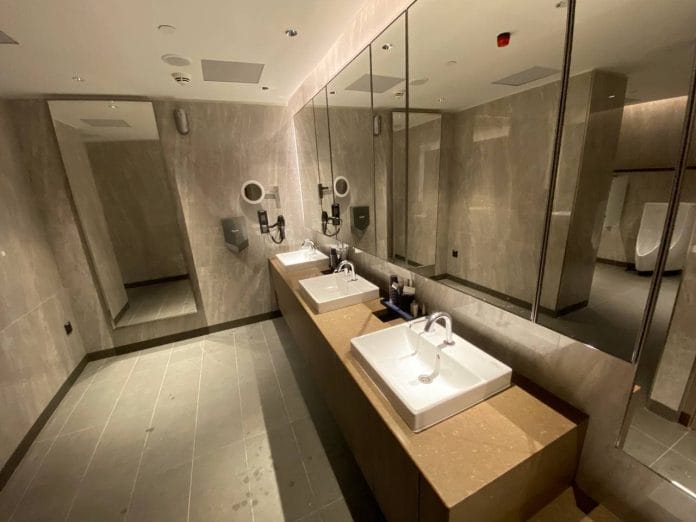 SilverKris Lounge toilet